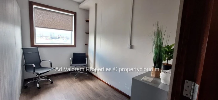 Bureau meublé à louer – 44 m² à Ebène
