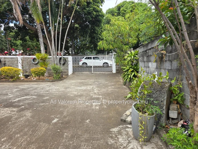 FOR SALE – Single-storey house of 210 m² with large plot (773 m²)