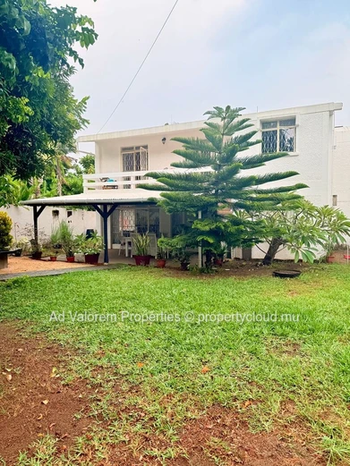?? Spacious family home with swimming pool