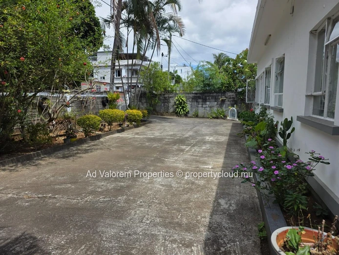 FOR SALE – Single-storey house of 210 m² with large plot (773 m²)