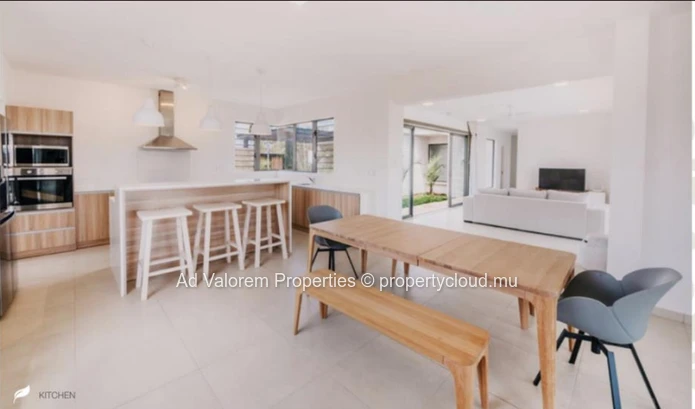 Villa for sale (Sole Mandate)