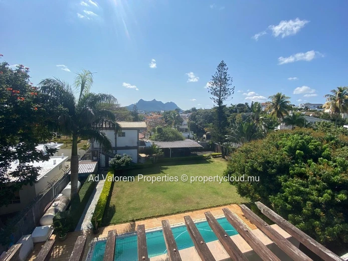 Luxueuse maison contemporaine avec jardin et piscine dans un quartier paisible