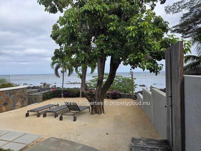 Beachfront apartment for sale in Rivière Noire, 85 m², shared pool, great price.
