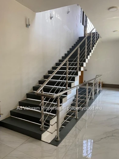 Luxueuse maison contemporaine avec jardin et piscine dans un quartier paisible