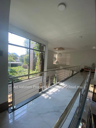 Luxueuse maison contemporaine avec jardin et piscine dans un quartier paisible