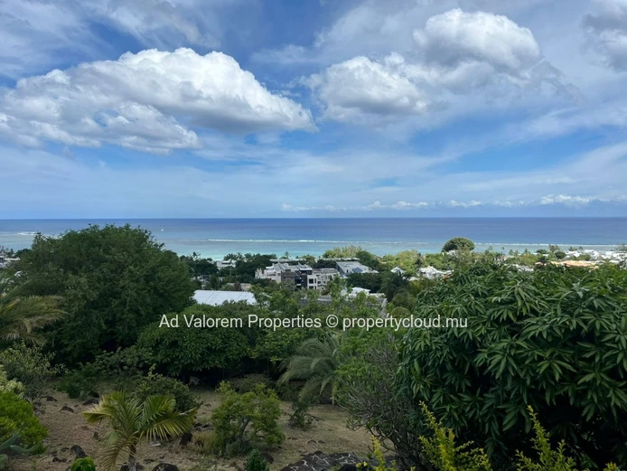 Exceptional Property in Tamarin – Two Houses on 3,165 m² with Pool and Stunning Views
