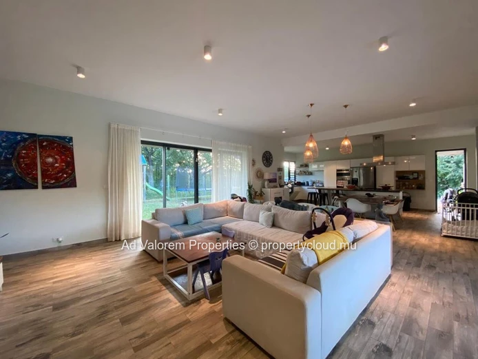 For sale, stunning property with 2 houses and a pool in the West.