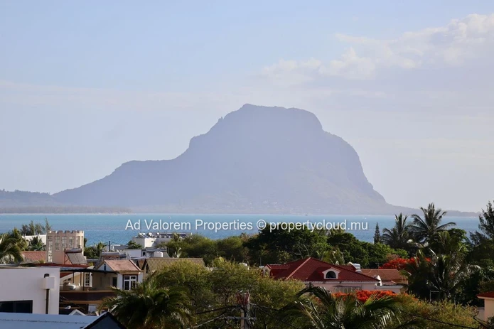 Stunning Furnished Penthouse for Rent in Black River – 150 m² (Sole Mandate)