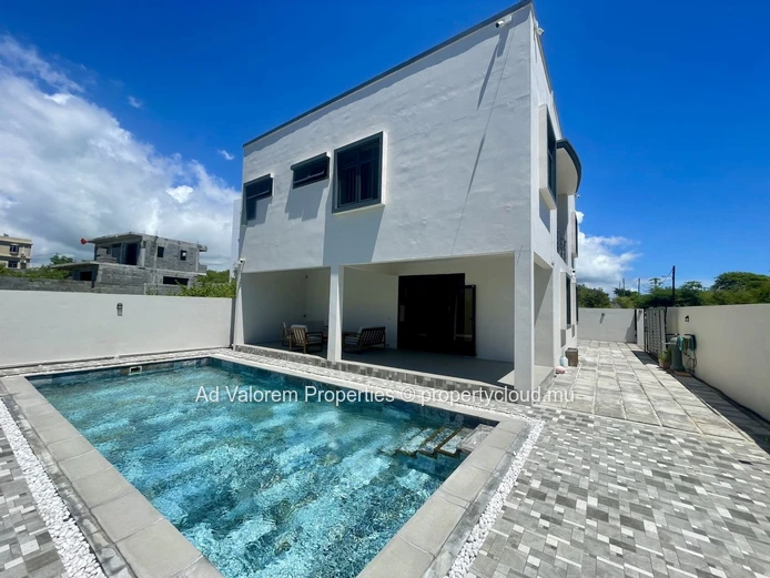 Modern House with Private Pool for rent – Belle Mare