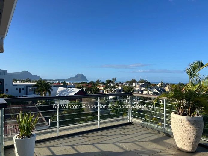 Stunning Furnished Penthouse for Rent in Black River – 150 m² (Sole Mandate)