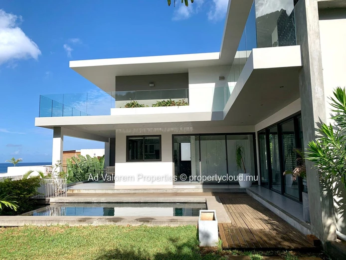 Luxurious 3 Bedroom House with Private Pool in Rivière Noire - Black River Area! Close to Schools, Shops, and More! 