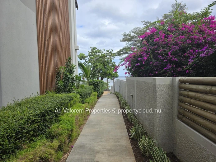 Beachfront apartment for sale in Rivière Noire, 85 m², shared pool, great price.