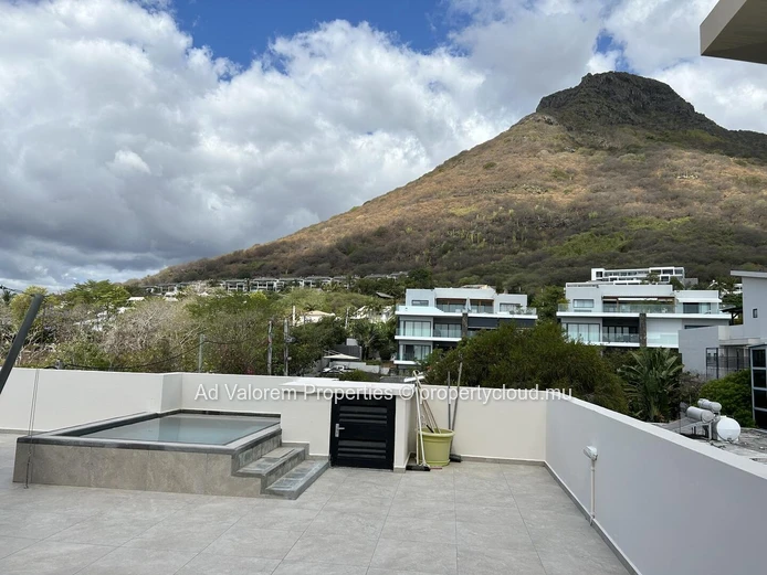 Two-level penthouse for rent – Tamarin