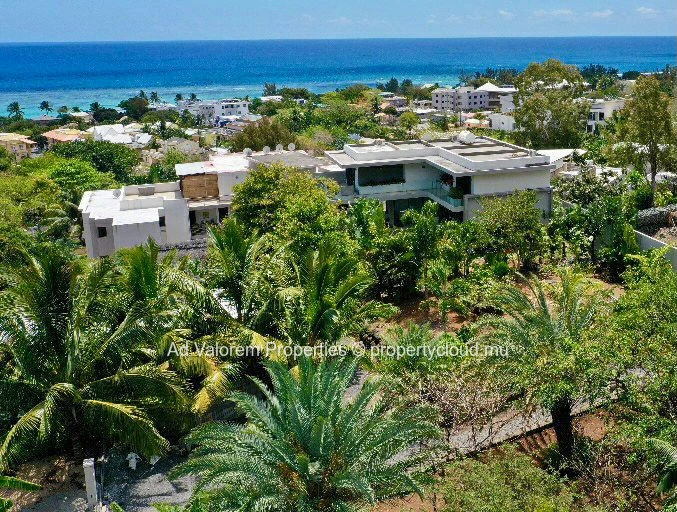 Luxurious 3 Bedroom House with Private Pool in Rivière Noire - Black River Area! Close to Schools, Shops, and More! 