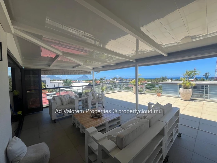 Stunning Furnished Penthouse for Rent in Black River – 150 m² (Sole Mandate)