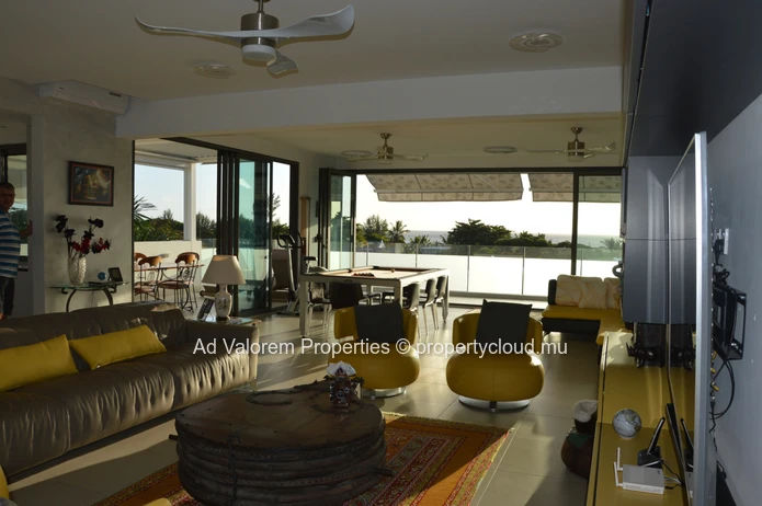 Beautiful penthouse for sale only two minutes from the beach of La Preneuse