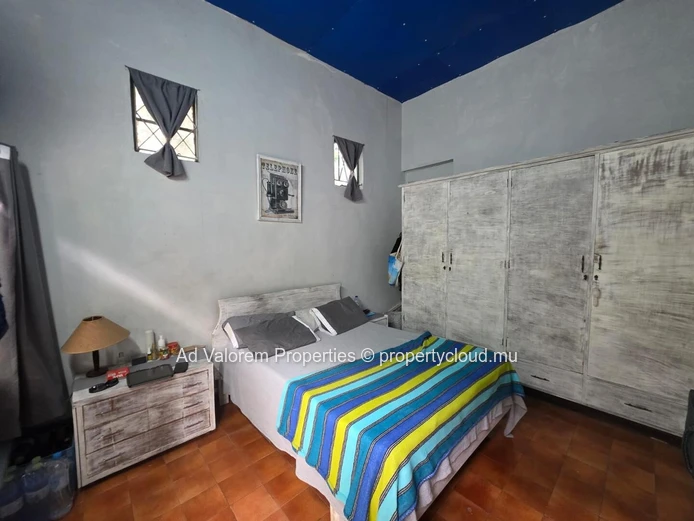 FOR SALE – Single-storey house of 210 m² with large plot (773 m²)