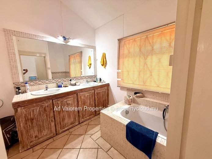 ?? Spacious family home with swimming pool