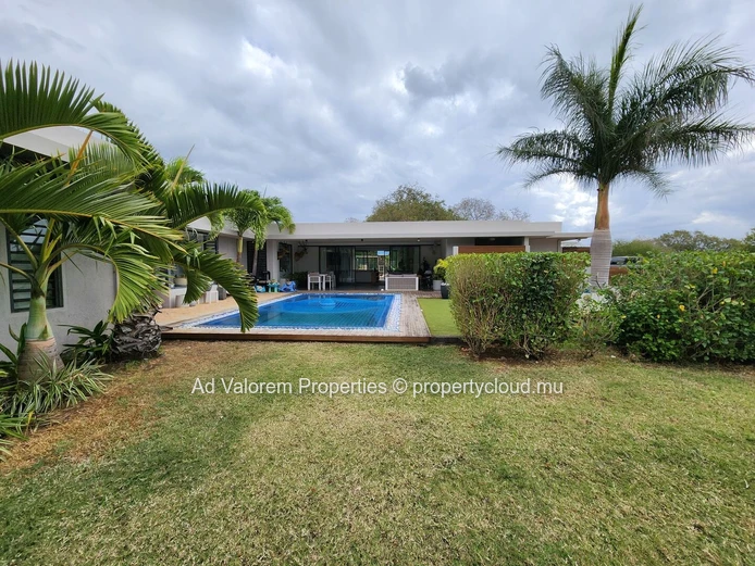 For sale, stunning property with 2 houses and a pool in the West.