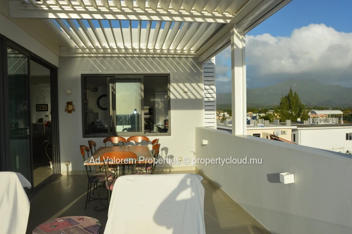 Beautiful penthouse for sale only two minutes from the beach of La Preneuse