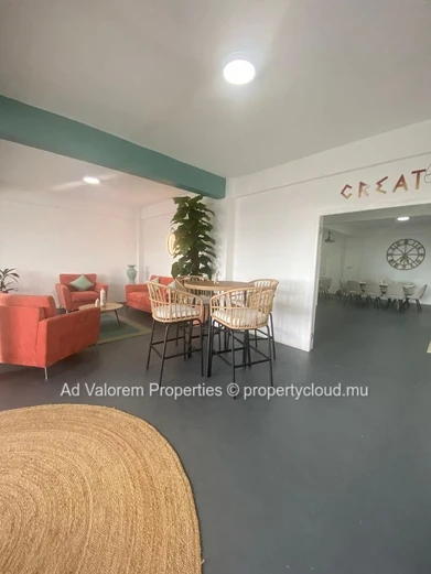 À Louer – Espace Commercial idéalement situé à Roches Brunes