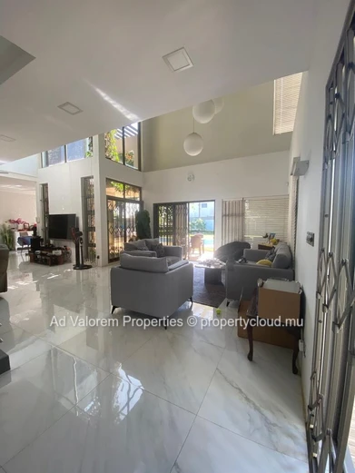 Luxueuse maison contemporaine avec jardin et piscine dans un quartier paisible