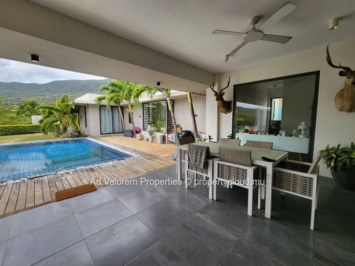 For sale, stunning property with 2 houses and a pool in the West.