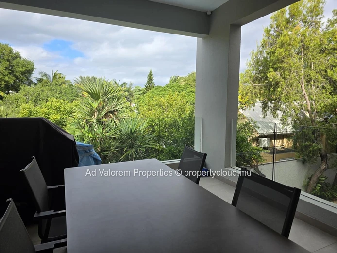Beachfront apartment for sale in Rivière Noire, 85 m², shared pool, great price.