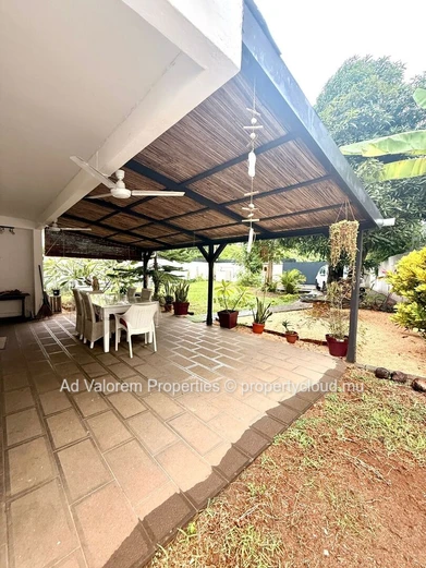 ?? Spacious family home with swimming pool