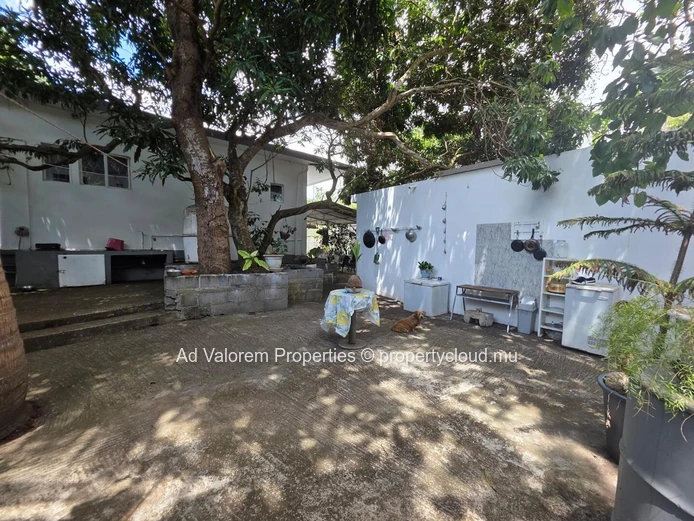 FOR SALE – Single-storey house of 210 m² with large plot (773 m²)