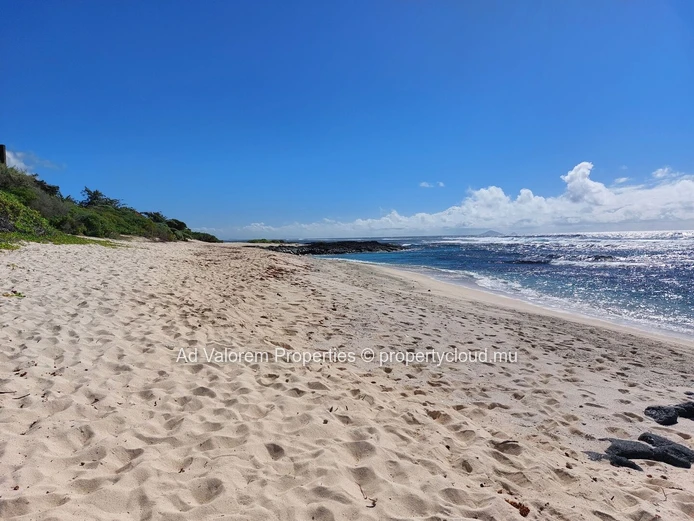 Unique Opportunity - Stunning 3-Bedroom Beachfront Apartment in Poste Lafayette (Sole Mandate)