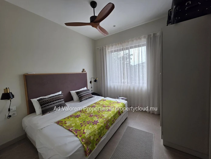 Beachfront apartment for sale in Rivière Noire, 85 m², shared pool, great price.