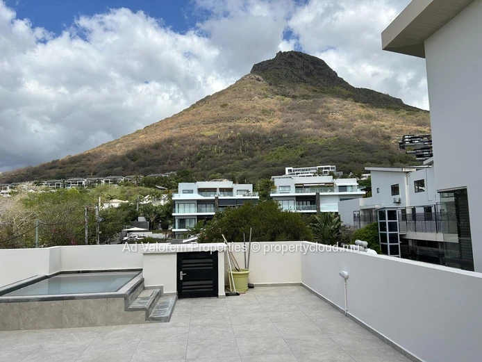Two-level penthouse for rent – Tamarin