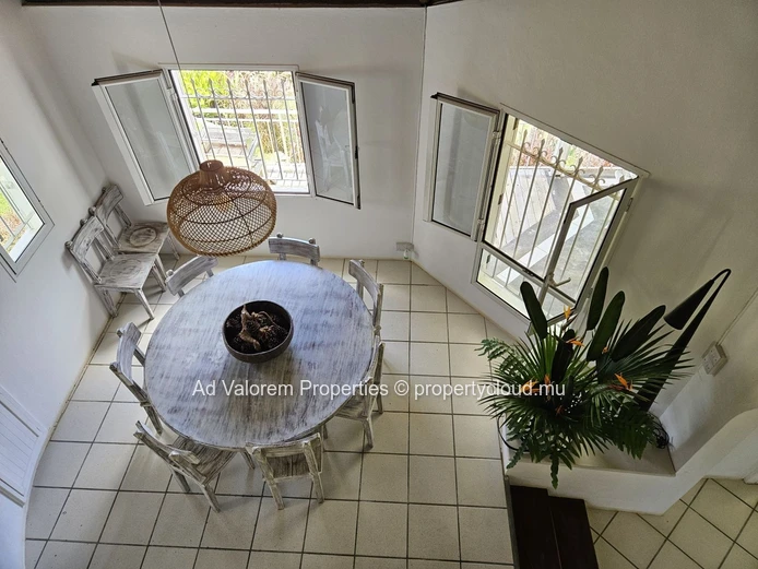 Freehold Contemporary House - 180 m2, 3 bedrooms, 2 bathrooms | Moka