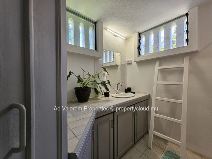 Freehold Contemporary House - 180 m2, 3 bedrooms, 2 bathrooms | Moka