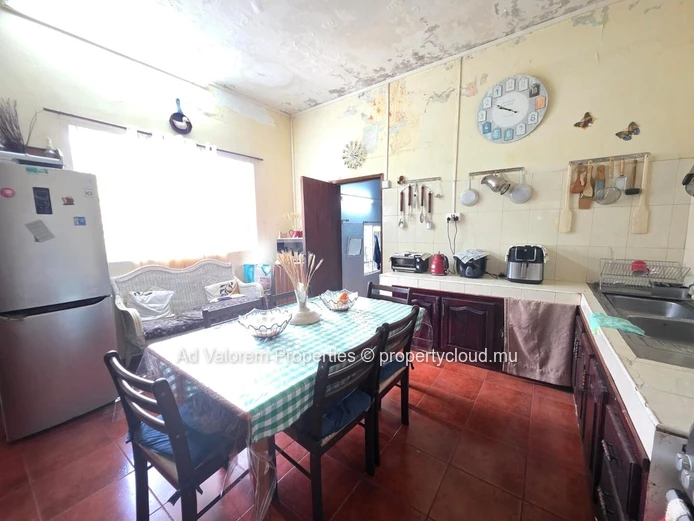FOR SALE – Single-storey house of 210 m² with large plot (773 m²)