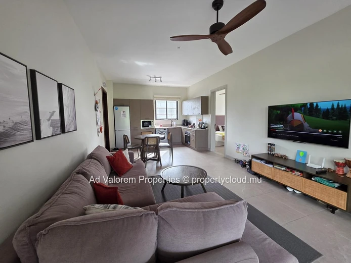 Beachfront apartment for sale in Rivière Noire, 85 m², shared pool, great price.