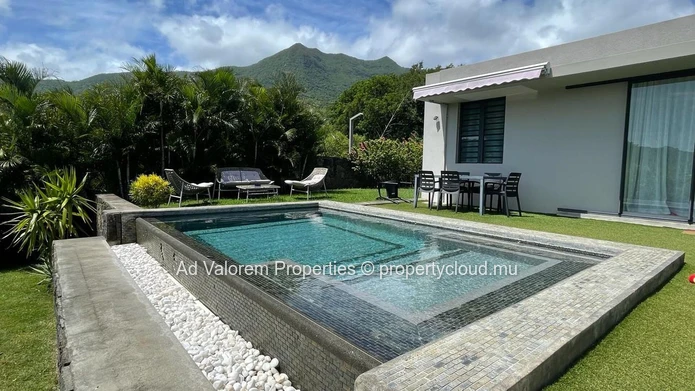 For sale, stunning property with 2 houses and a pool in the West.