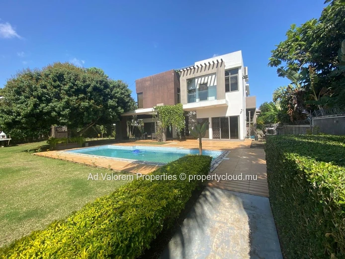 Luxueuse maison contemporaine avec jardin et piscine dans un quartier paisible