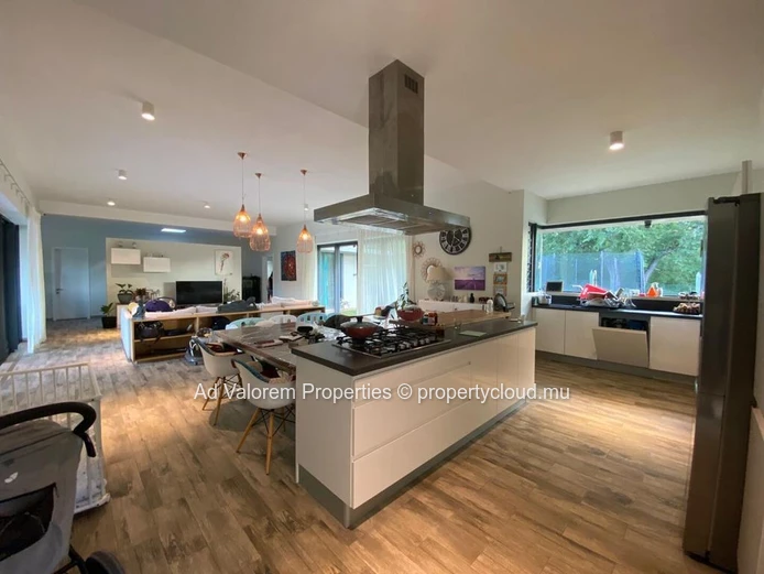 For sale, stunning property with 2 houses and a pool in the West.