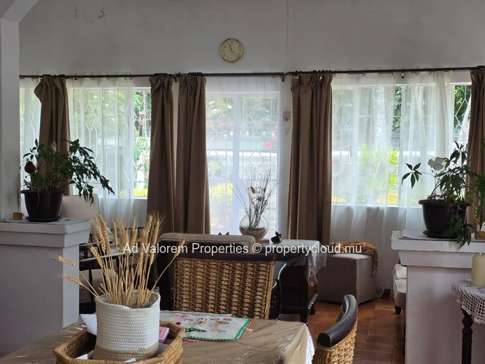 FOR SALE – Single-storey house of 210 m² with large plot (773 m²)