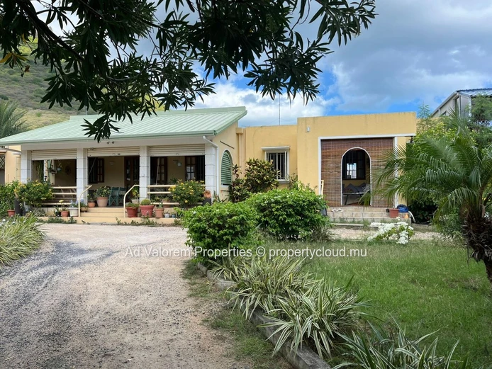 Charming House for Rent in Rivière Noire!