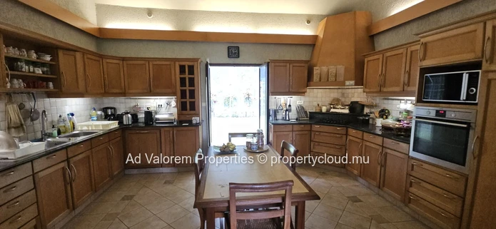 Beautiful family home for sale in a calm area of Floreal