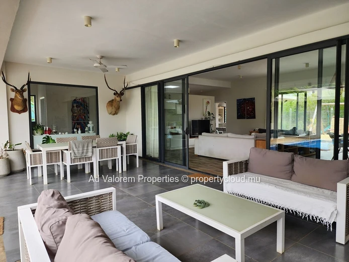 For sale, stunning property with 2 houses and a pool in the West.