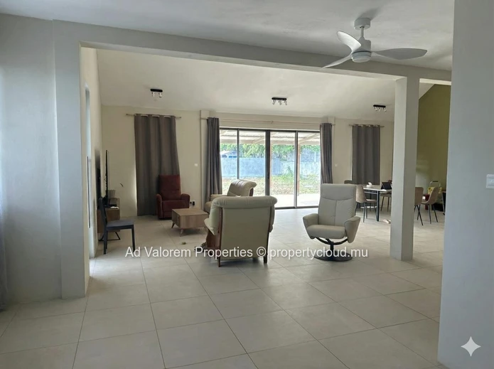 Exceptional 250 m² Villa on a Vast 1,347 m² Plot – La Tourelle View