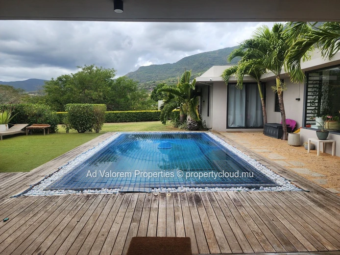 For sale, stunning property with 2 houses and a pool in the West.