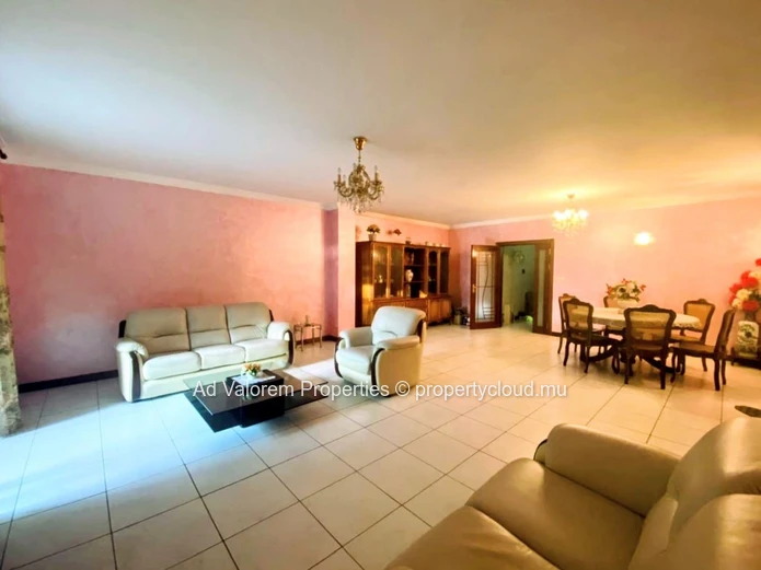 For Sale – 3-Bedroom Apartment in the Heart of Quatre Bornes