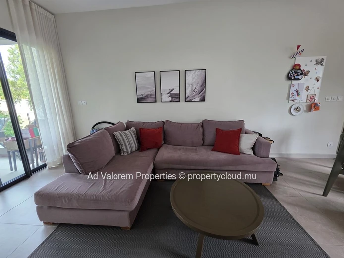 Beachfront apartment for sale in Rivière Noire, 85 m², shared pool, great price.