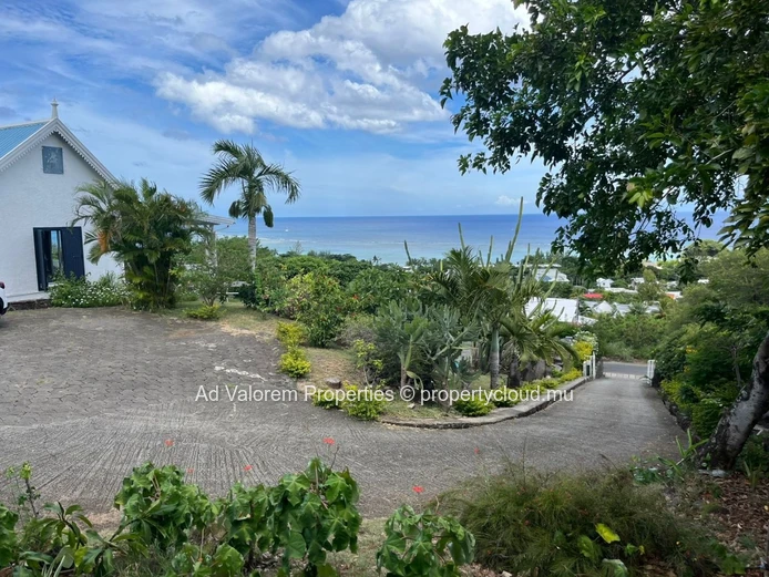Exceptional Property in Tamarin – Two Houses on 3,165 m² with Pool and Stunning Views