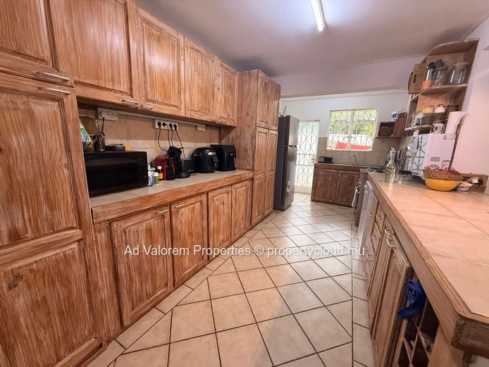 ?? Spacious family home with swimming pool